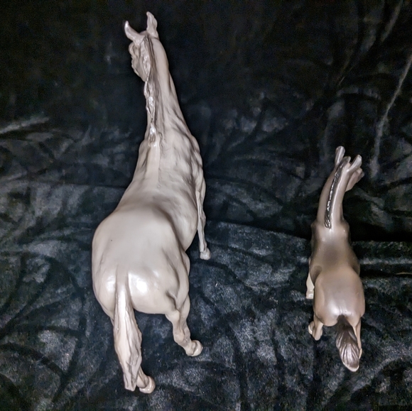 Breyer Classics - Grey Thoroughbred + foal - Picture 4 of 4